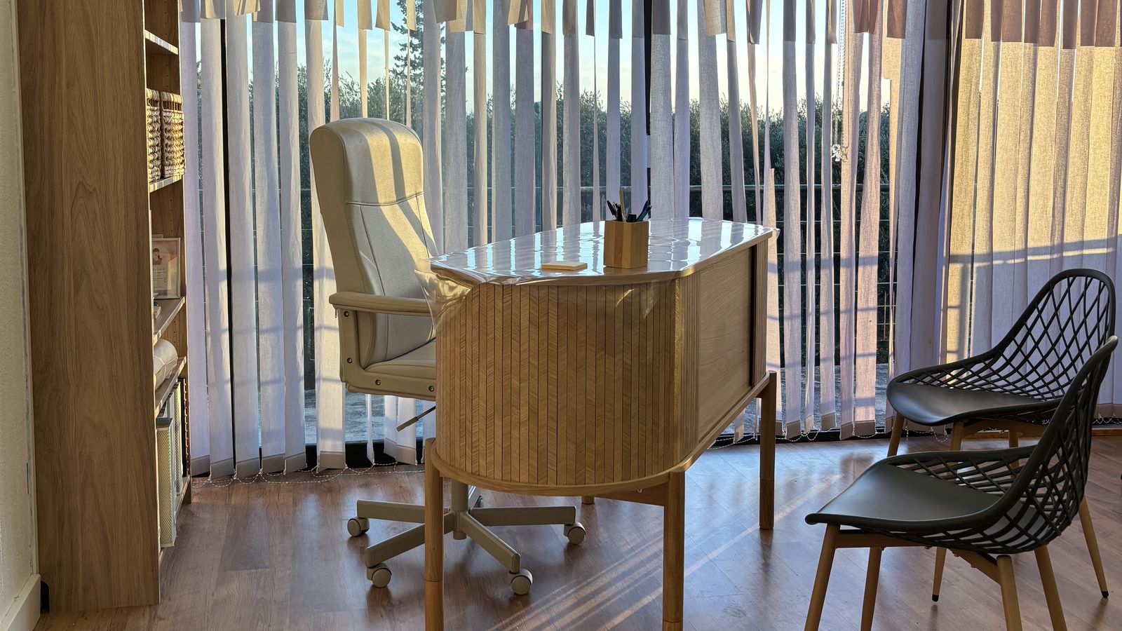 Le bureau d'accueil du cabinet à Allauch, baigné de lumière devant les baies vitrées
